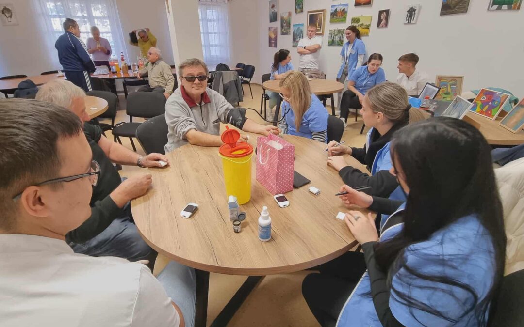 Učenici 5. M (B grupa) mjerili tlak i šećer te potaknuli starije na aktivan život